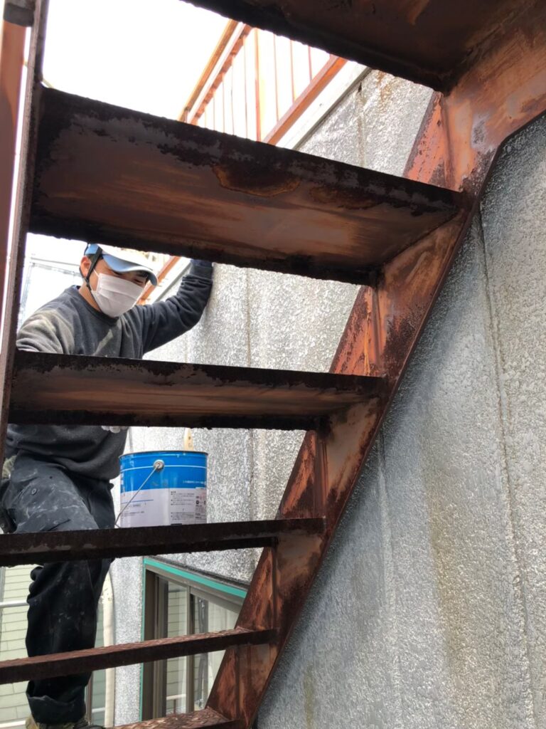 八尾市雨漏り工事施工中写真外階段