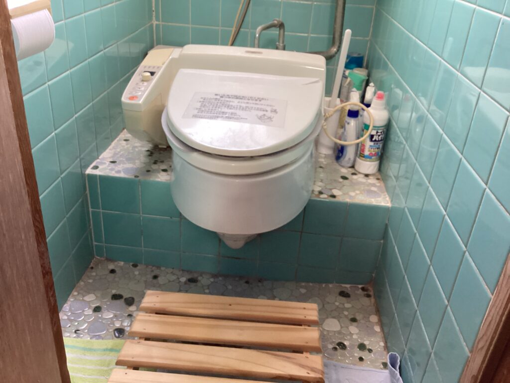 八尾市フルリフォーム施工前写真トイレ