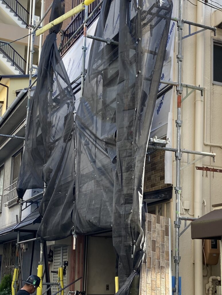 大阪市の店舗・外壁塗装工事の施工事例/らこんて様/施工中
